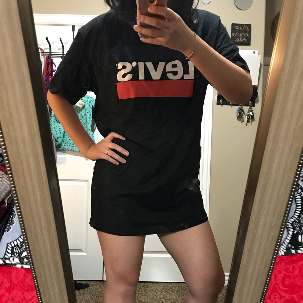 LEVI black T